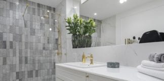 Jasna łazienka - biały marmur, sztukateria i złote dodatki