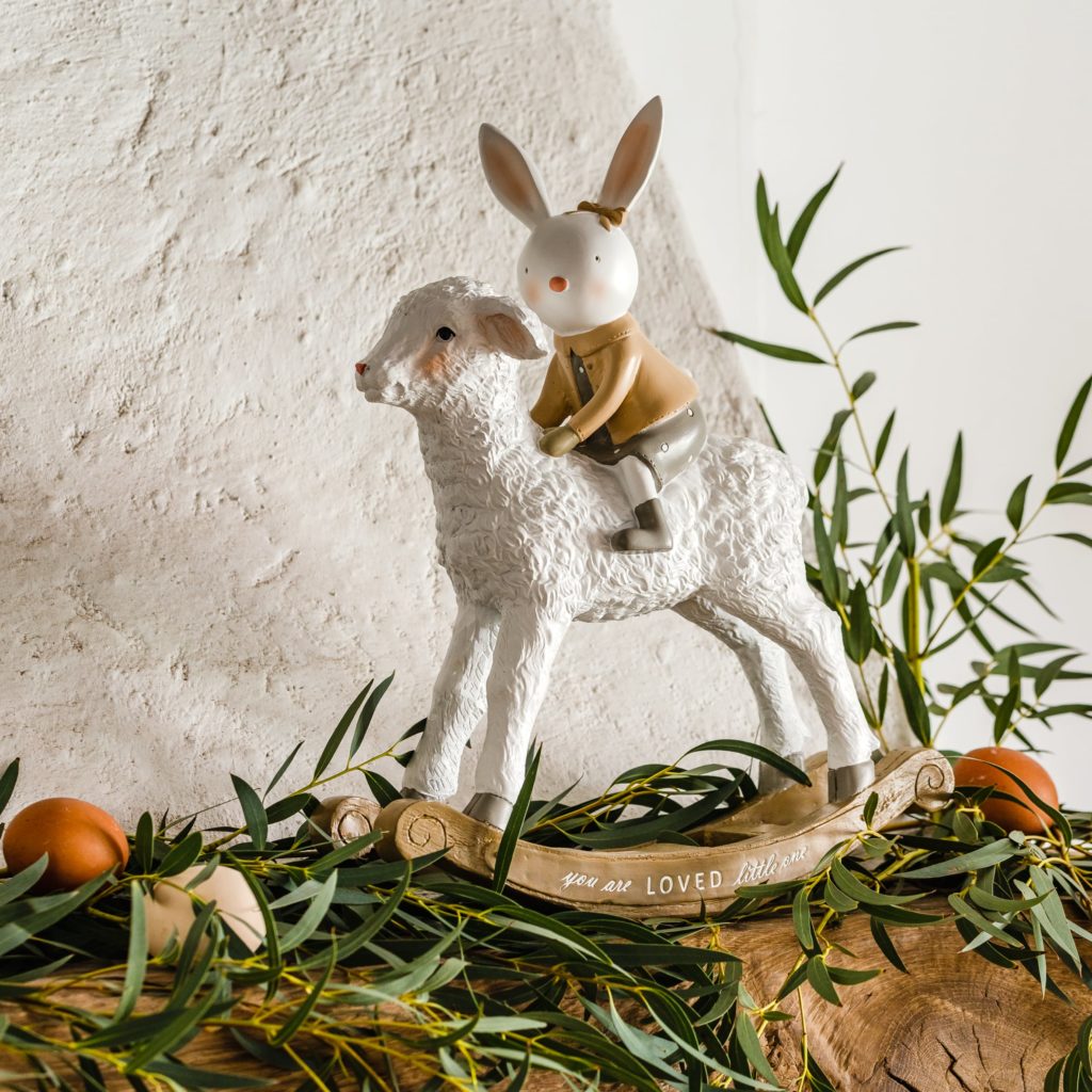 Wielkanocny stół dekoracje wielkanocne jajka króliczki