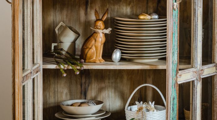 Wielkanocny stół dekoracje wielkanocne jajka króliczki