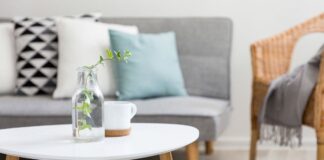 Stylowy i praktyczny – stoliczek kawowy do małego mieszkania w bloku