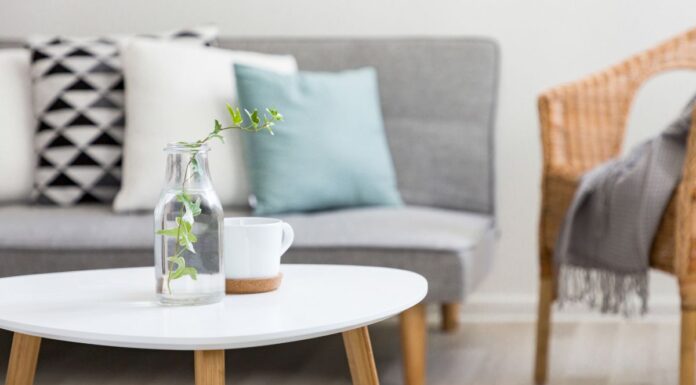 Stylowy i praktyczny – stoliczek kawowy do małego mieszkania w bloku